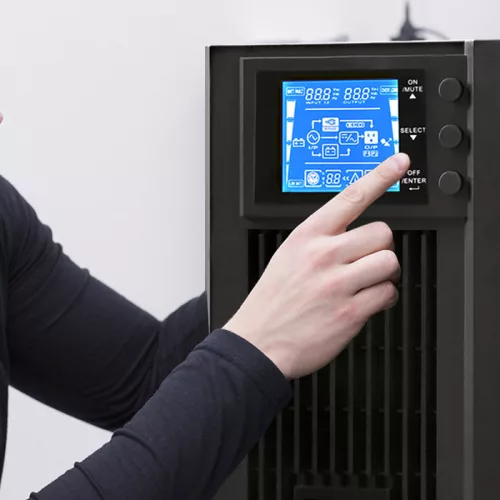  UPS szünetmentes tápegység, Online, Tiszta szinusz. 1 kVA / 800 W | LCD.  52640 Qoltec
